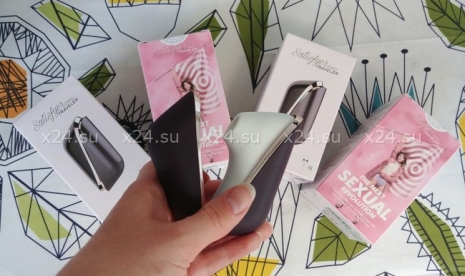 Вакуум-волновой бесконтактный стимулятор клитора в компактном формате Satisfyer Pro Traveler (11 режимов)