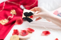 Массажная свеча для поцелуев MELT MY HEART со вкусом земляники и меда (70 мл)